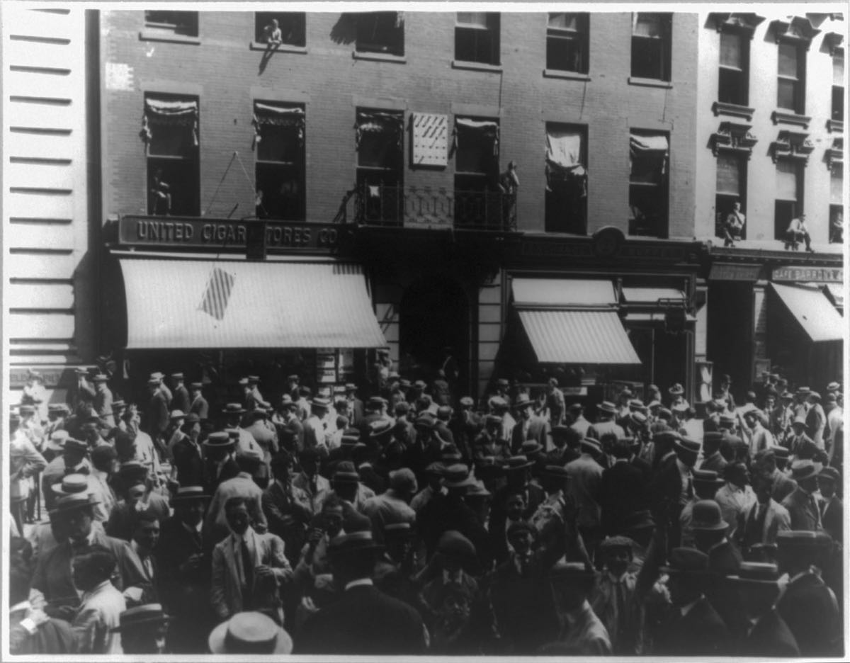 Mäklare som signalerar på New Yorks gatubörs, tidigt 1900-tal